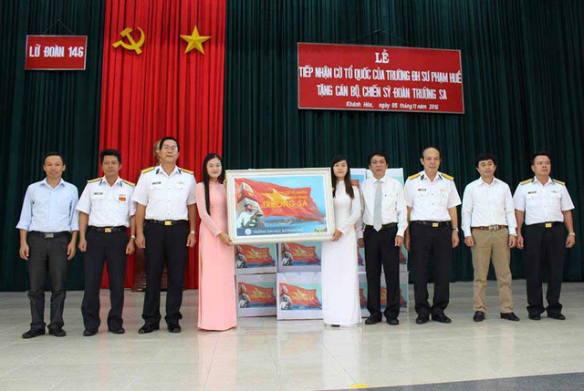 Đại diện trường Đại hoc Sư phạm Huế trao 3.500 lá cờ Tổ quốc cho Trường Sa